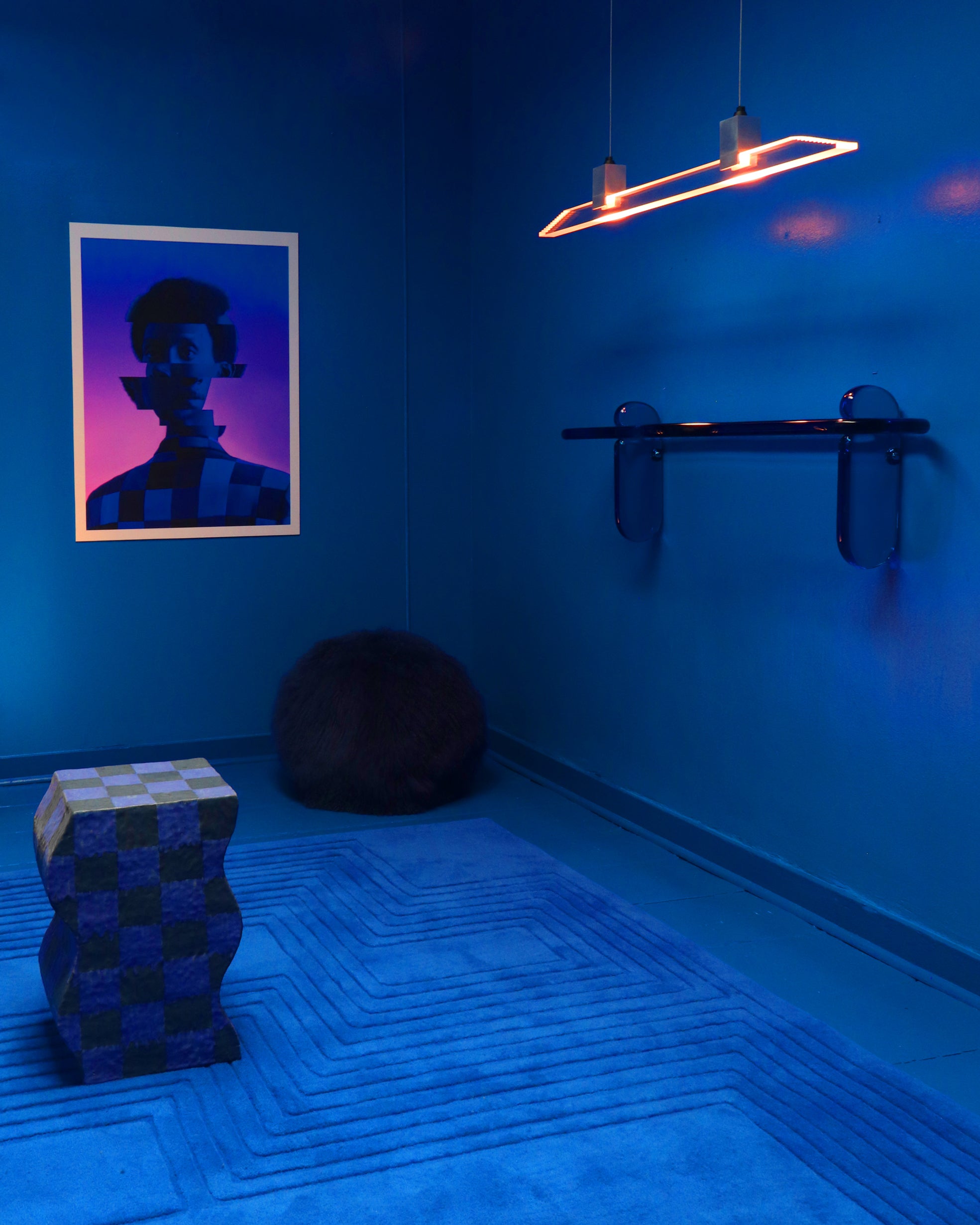 Resin wall shelf by Ian Cochran in The Blue Room. Customizable in any size & colors from Pantone reference. Represented by Tuleste Factory.